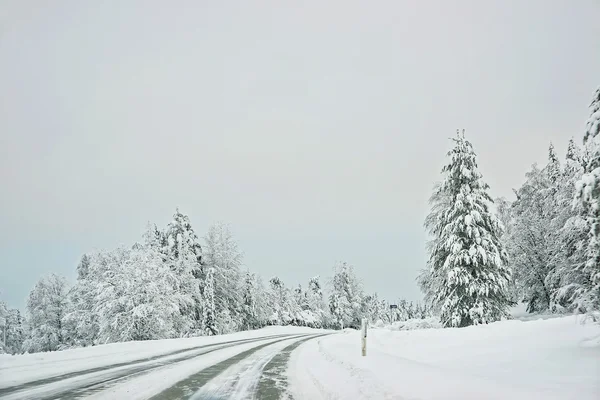 Estrada coberta de neve na Finlândia no círculo do pólo ártico — Fotografia de Stock