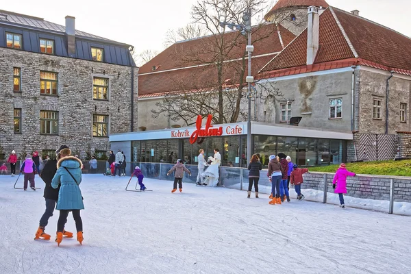 Tallinn eski şehir St. Nicholas Kilisesi yakınındaki bir buz pateni pisti için cadde görünümü