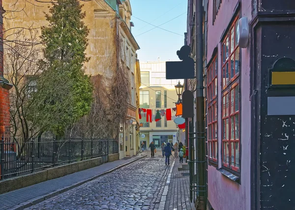 Old Riga şehir içinde Noel yüklemesinin sokak görünümü — Stok fotoğraf