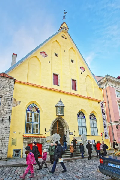 Vista de rua para o Museu de História da Estónia na cidade velha de Tallinn — Fotografia de Stock