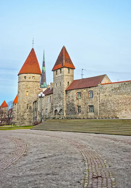 Torres de la muralla de la ciudad y la iglesia de Saint Olafs en la ciudad vieja de Tallinn —  Fotos de Stock