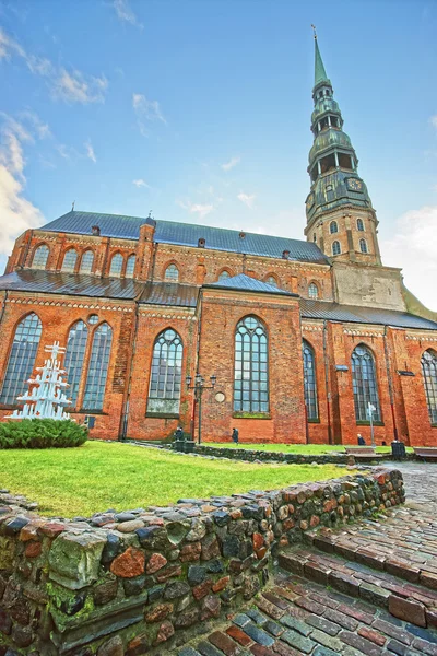 St Peter church and Christmas tree in the Old city of Riga in Latvia — Stock Photo, Image