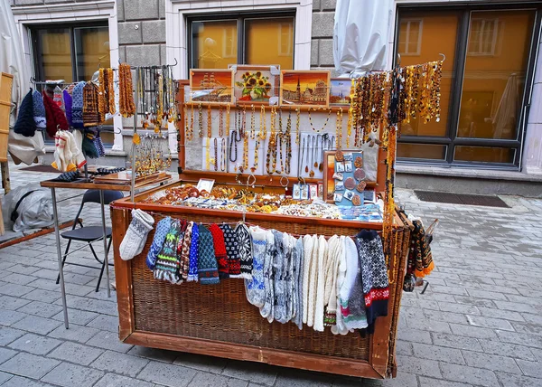 Straßenweihnachtsmarkttheke aus Bernstein und Strickschlauch und Handschuhen — Stockfoto