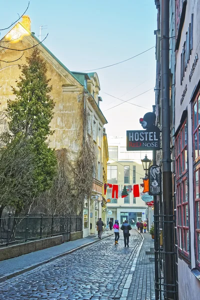 Vista de rua com instalação de Natal na cidade velha em Riga — Fotografia de Stock