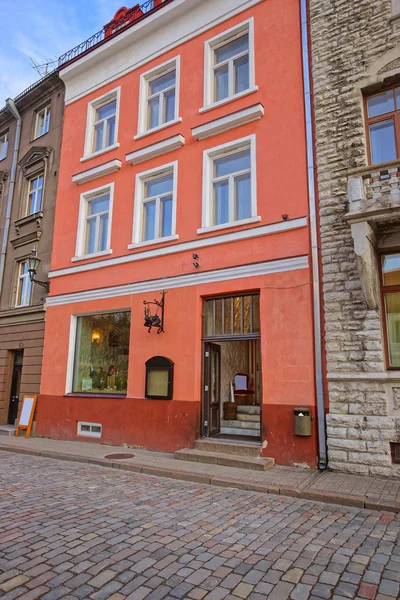 Tallinn eski şehir bina bir restoranın sokak görünümü — Stok fotoğraf