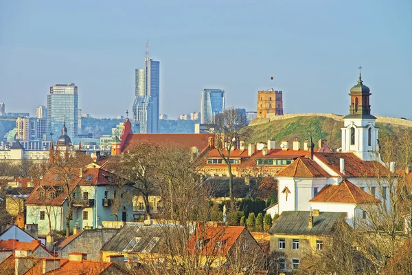 Panorámás kilátás a modern városközpontba és Vilnius óvárosába — Stock Fotó