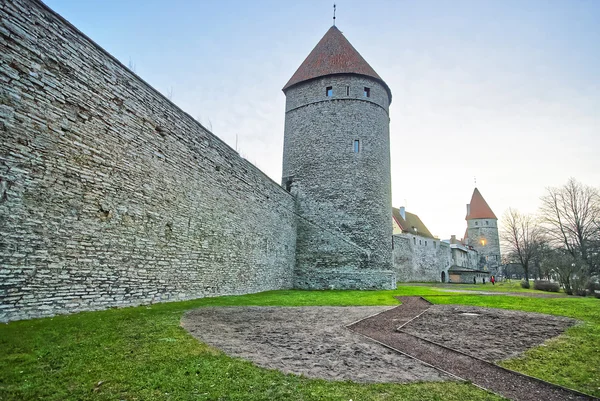 Torres de la muralla de la ciudad en la ciudad vieja de Tallin en Estonia —  Fotos de Stock