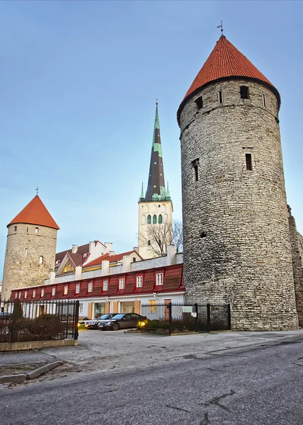 Torres de la muralla de la ciudad e Iglesia de San Olaf en la ciudad vieja de Tallin —  Fotos de Stock