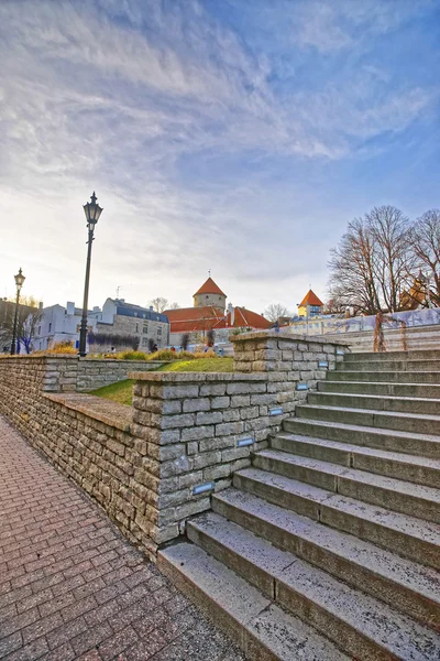 Zobrazení ulic schody a věž v starém městě Tallinnu v Estonsku — Stock fotografie