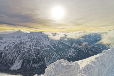 Kışın Kasprowy Zakopane Tatra bağlar içinde Wierch adlı günbatımı