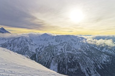 Kışın Kasprowy Wierch tepe, Zakopane Tatras günbatımı