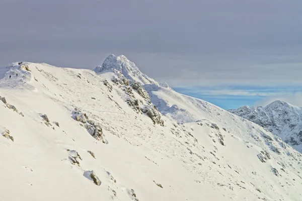 Nuvens acima Kasprowy Wierch em Zakopane em Tatra Mounts no inverno — Fotografia de Stock