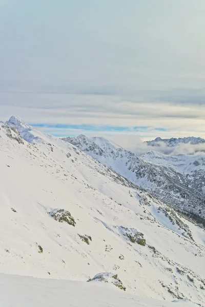Wolken op Kasprowy Wierch in Zakopane in Tatra Mounts in de winter — Stockfoto