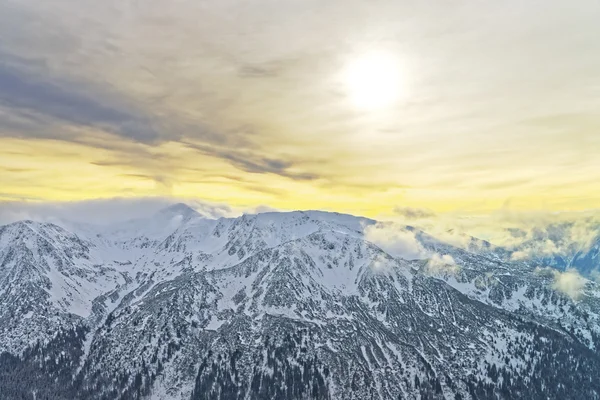 Zonsondergang bij Kasprowy Wierch Peak in Zakopane in Tatras in de winter — Stockfoto
