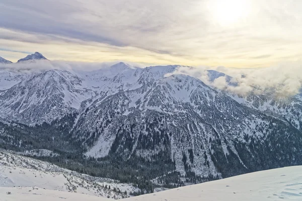 Kışın Kasprowy Wierch tepe, Zakopane Tatras, günbatımı — Stok fotoğraf