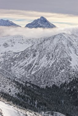 Tatras 'ta, Zakopane' de, Kasprowy Wierch 'in tepesindeki bulutlar