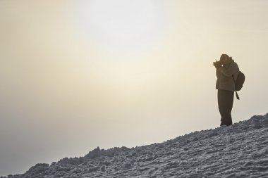 Kışın Zakopane Kasprowy Wierch tepesinde fotoğraf çekmek Adam