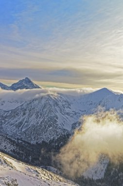 Güneş ve kışın Kasprowy Zakopane Tatra bağlar içinde Wierch üzerinde sis