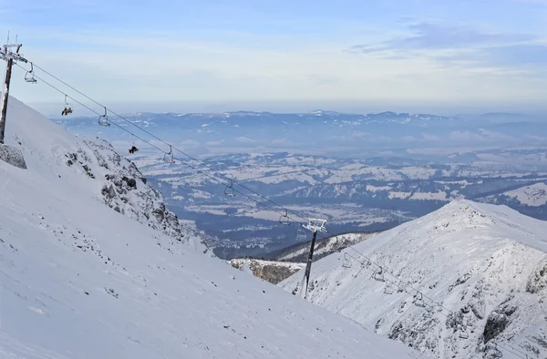 Silla elevadores en la parte superior de Kasprowy Wierch en Zakopane en invierno — Foto de Stock