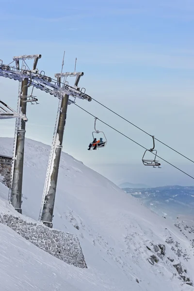 Sessellifte mit Menschen in kasprowy wierch in Zakopane im Winter — Stockfoto