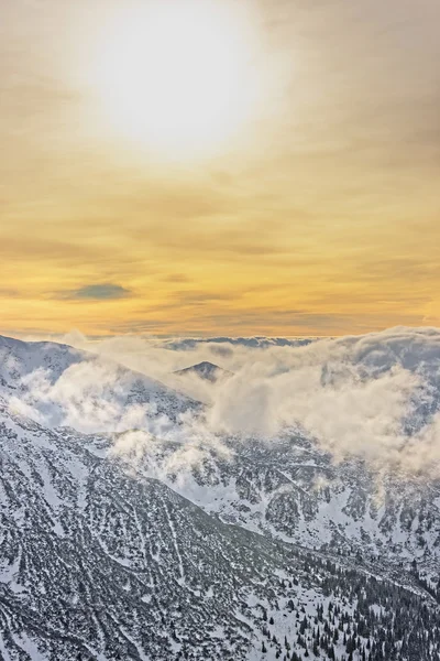 冬のタトラスのザコパネのカスプロウィ・ヴィエルチの雲と太陽 — ストック写真