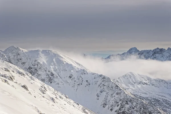 Moln ovanpå Kasprowy Wierch av Zakopane i Tatras på vintern — Stockfoto