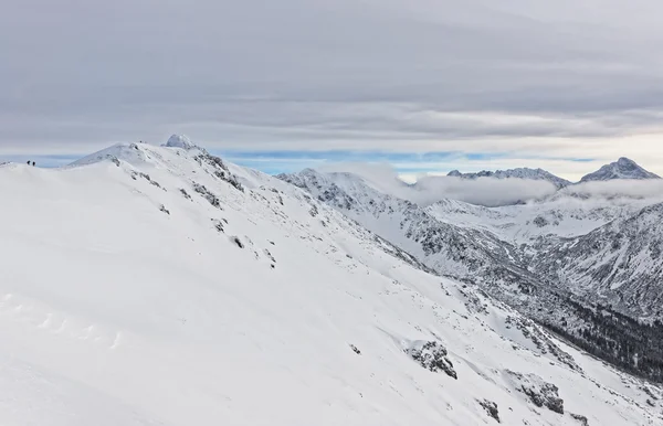 タトラ山のザコパネのカスプロウィ・ヴィエルチの雲が勝利 — ストック写真