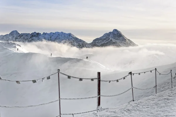 Moln ovanpå Kasprowy Wierch av Zakopane i Tatras på vintern — Stockfoto