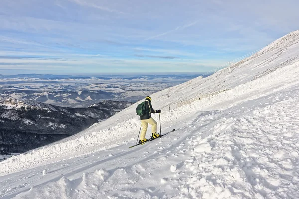 Downhill Skier no topo de Kasprowy Wierch em Zakopane em Tatras — Fotografia de Stock