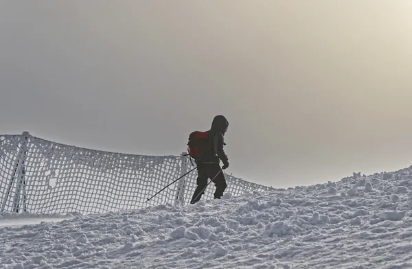 Downhill skiër op de top van Kasprowy Wierch van Zakopane in Tatras — Stockfoto