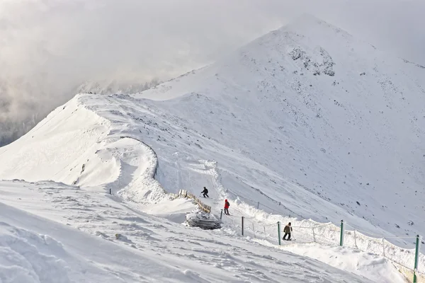 Esquiadores de descenso en Kasprowy Wierch de Zakopane en Tatras en invierno —  Fotos de Stock