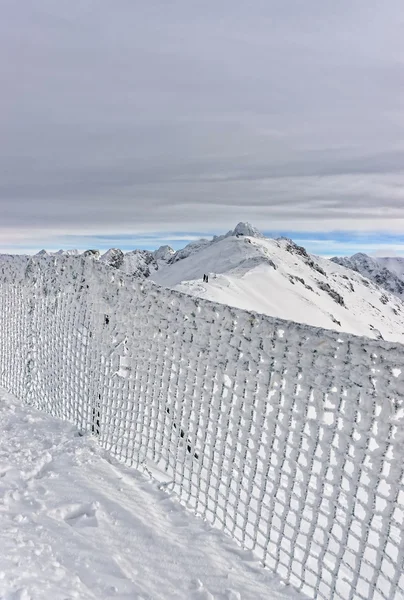 Malla de esgrima congelada en Kasprowy Wierch en Zakopane en Tatra Moun —  Fotos de Stock