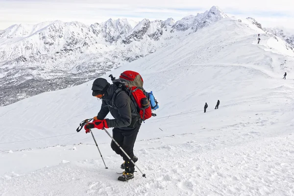 Uomo arrampicata su Kasprowy Wierch a Zakopane su Tatra in inverno — Foto Stock