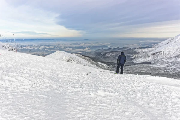 Man op zoek naar afstand in Kasprowy Wierch in Zakopane op Tatras — Stockfoto