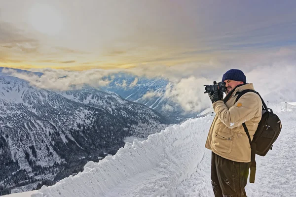 Man tar bilder i Kasprowy Wierch i Zakopane i Tatras — Stockfoto