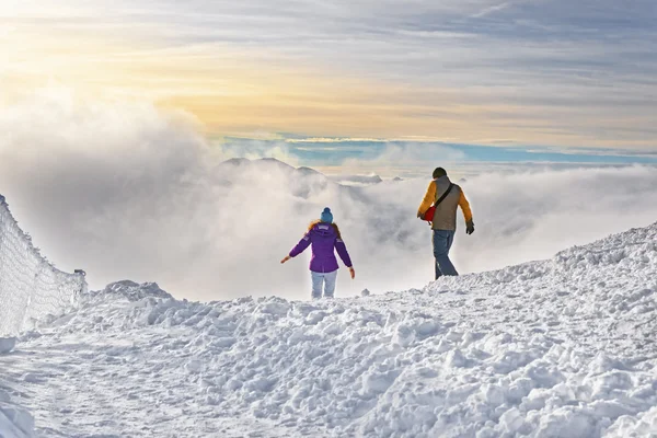 Gente en la cima de Kasprowy Wierch de Zakopane en Tatras en invierno —  Fotos de Stock