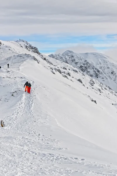 Människor klättrar i Kasprowy Wierch i Zakopane på Tatras på vintern — Stockfoto