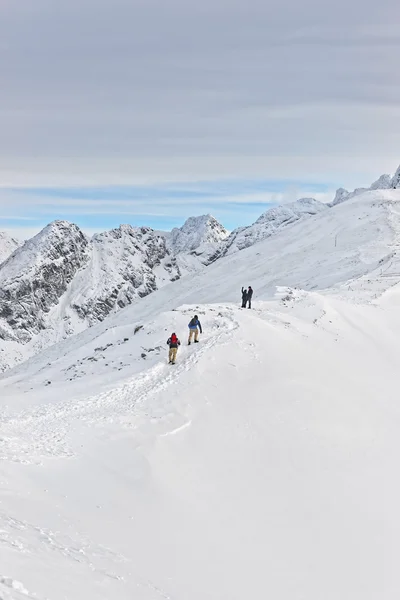 Mensen klimmen in Kasprowy Wierch van Zakopane op Tatra in de winter — Stockfoto