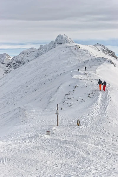 Menschen klettern im Winter in der Kasprowy Wierch von Zakopane auf der Tatra — Stockfoto