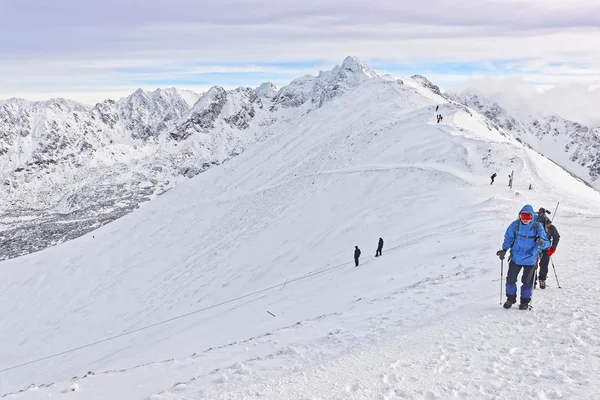 Persone che scalano Kasprowy Wierch di Zakopane a Tatra in inverno — Foto Stock