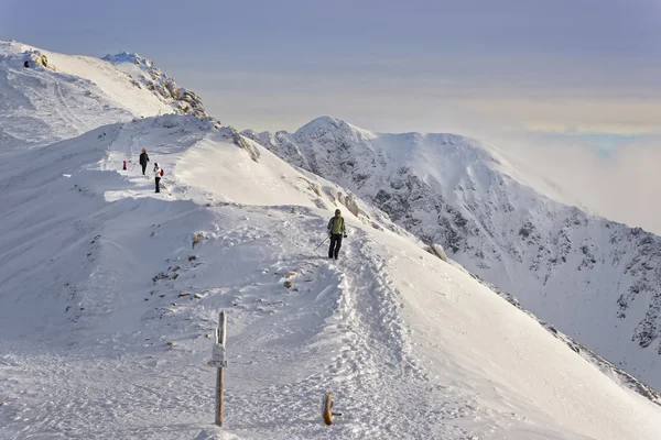 Mensen op de top van Kasprowy Wierch in Zakopane in Tatra in de winter — Stockfoto