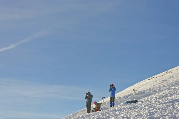 冬にザコパネ カスプロヴィ ヴィェルフ山の上に写真を撮る人 — ストック写真