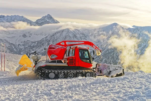 Ratrack på jobbet i Kasprowy Wierch Zakopane i vintern tim — Stockfoto