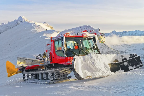 Ratrack en el trabajo en Kasprowy Wierch de Zakopane en invierno — Foto de Stock