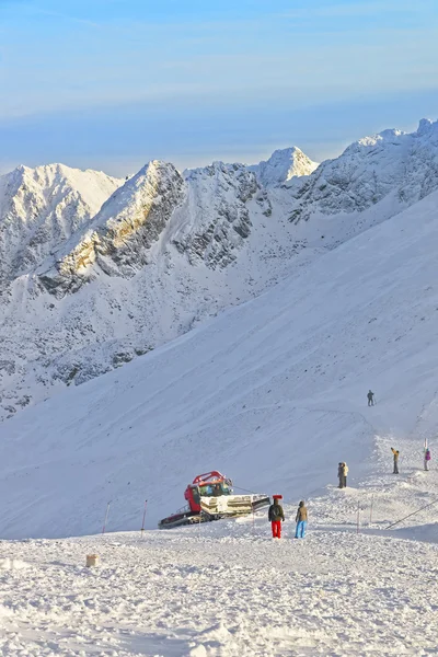 Ratrack aan het werk in Kasprowy Wierch Peak in Zakopane in de winter — Stockfoto