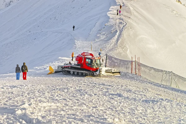 Ratrack en el trabajo en Kasprowy Wierch de Zakopane en el tim de invierno — Foto de Stock