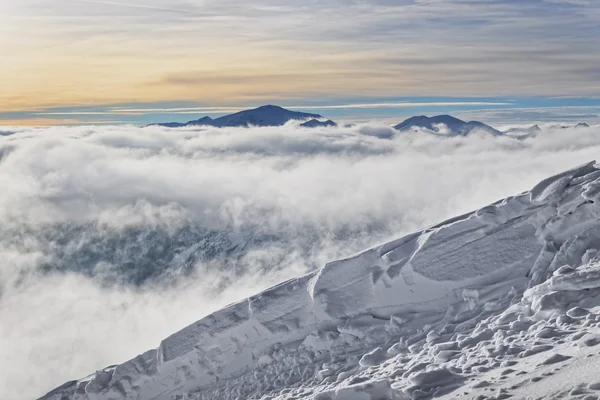Sol och moln på toppen av Kasprowy Wierch Zakopane i Tatrabergen i — Stockfoto