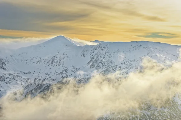 Sol e nuvens no topo de Kasprowy Wierch em Zakopane no inverno — Fotografia de Stock