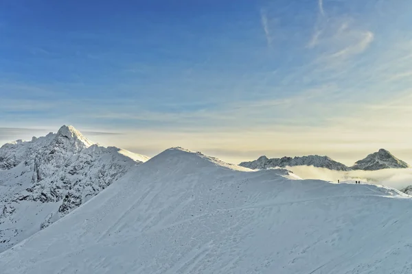 Güneş ve Kasprowy Zakopane Tatra bağlar içinde Wierch siste kışın — Stok fotoğraf