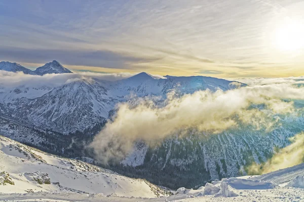 Zonsondergang op de Kasprowy Wierch in Zakopane in Tatra Mounts in de winter — Stockfoto